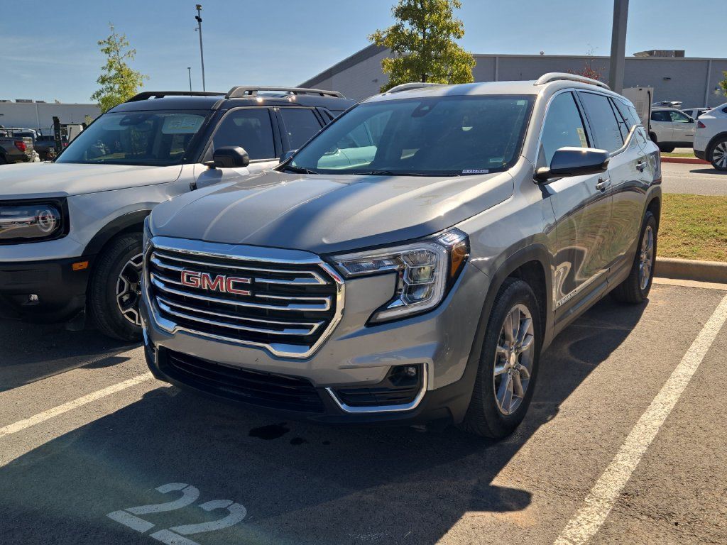 Used 2024 GMC Terrain SLT FWD image 1