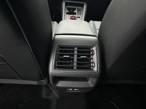 Certified 2025 Volkswagen Tiguan SE image 29