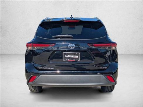 Used 2024 Toyota Highlander XLE image 7