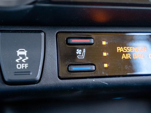 Used 2020 Toyota RAV4 Limited AWD/4WD image 28