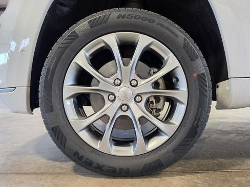 Used 2019 Jeep Grand Cherokee Summit AWD/4WD image 10