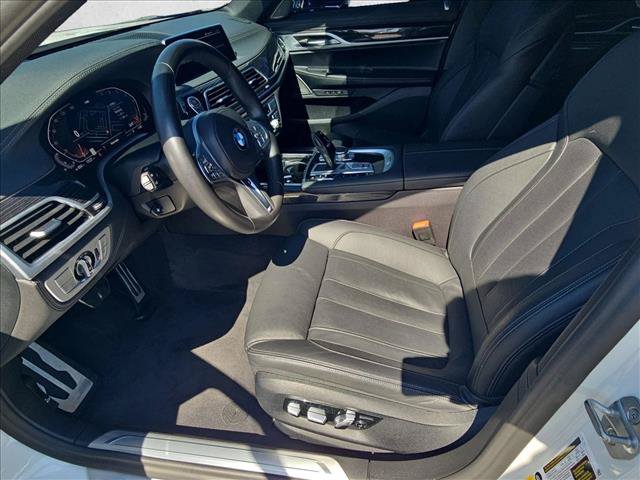 Used 2022 BMW 740i w/ M Sport Package RWD image 17