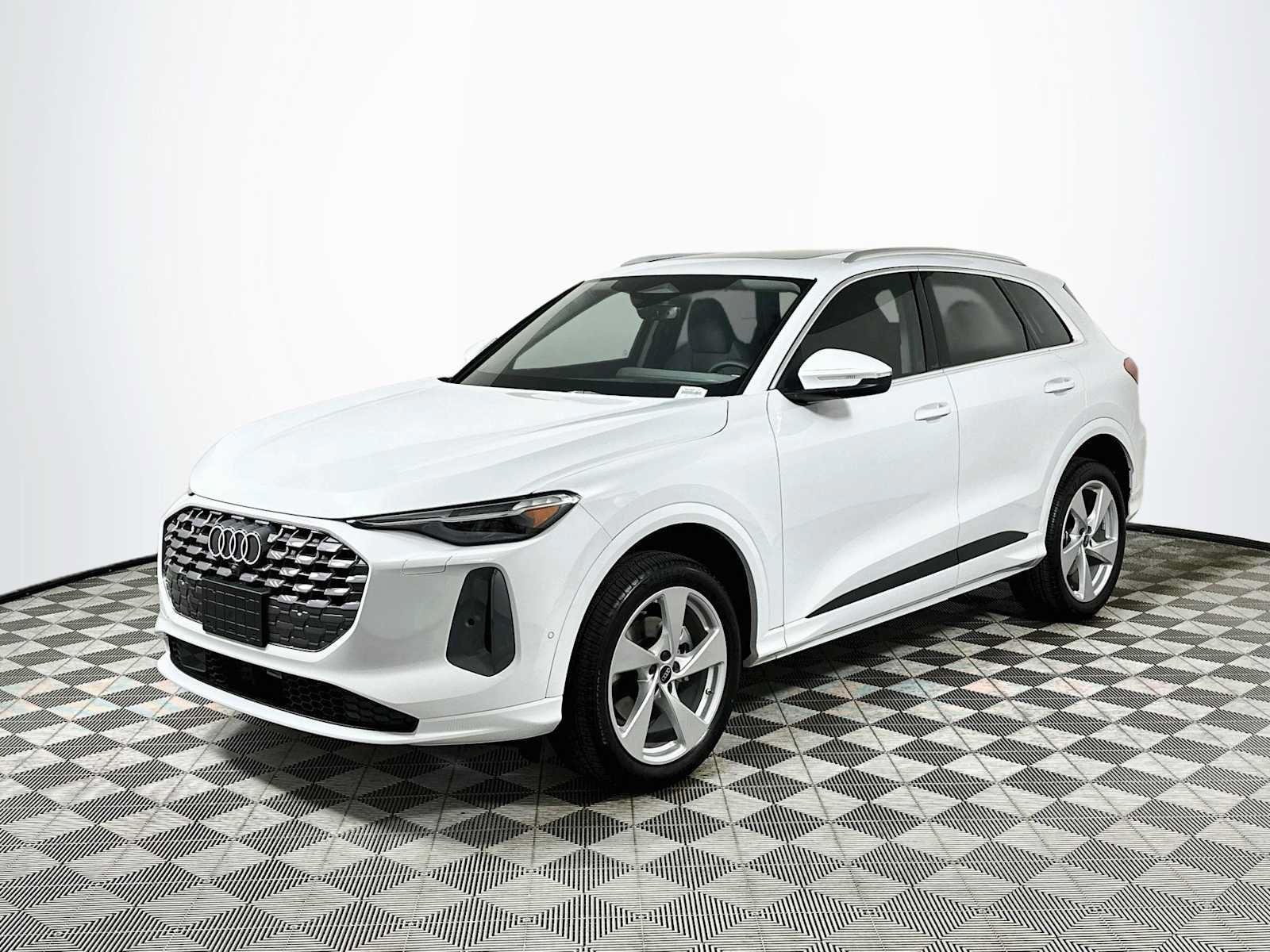 Certified 2025 Audi Q5 Premium Plus AWD/4WD image 3