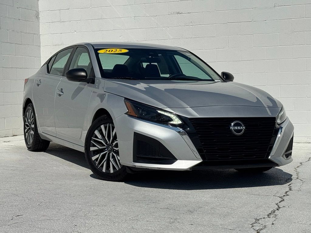 Used 2025 Nissan Altima 2.5 SV FWD image 2