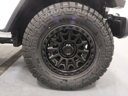 Used 2025 Jeep Gladiator Sport AWD/4WD image 13