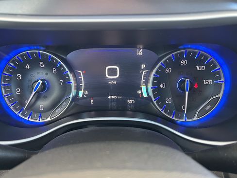 Used 2024 Chrysler Pacifica Touring-L FWD image 22
