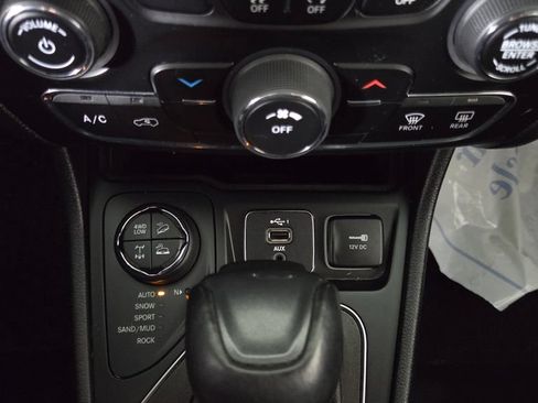 Used 2020 Jeep Cherokee Trailhawk AWD/4WD image 24