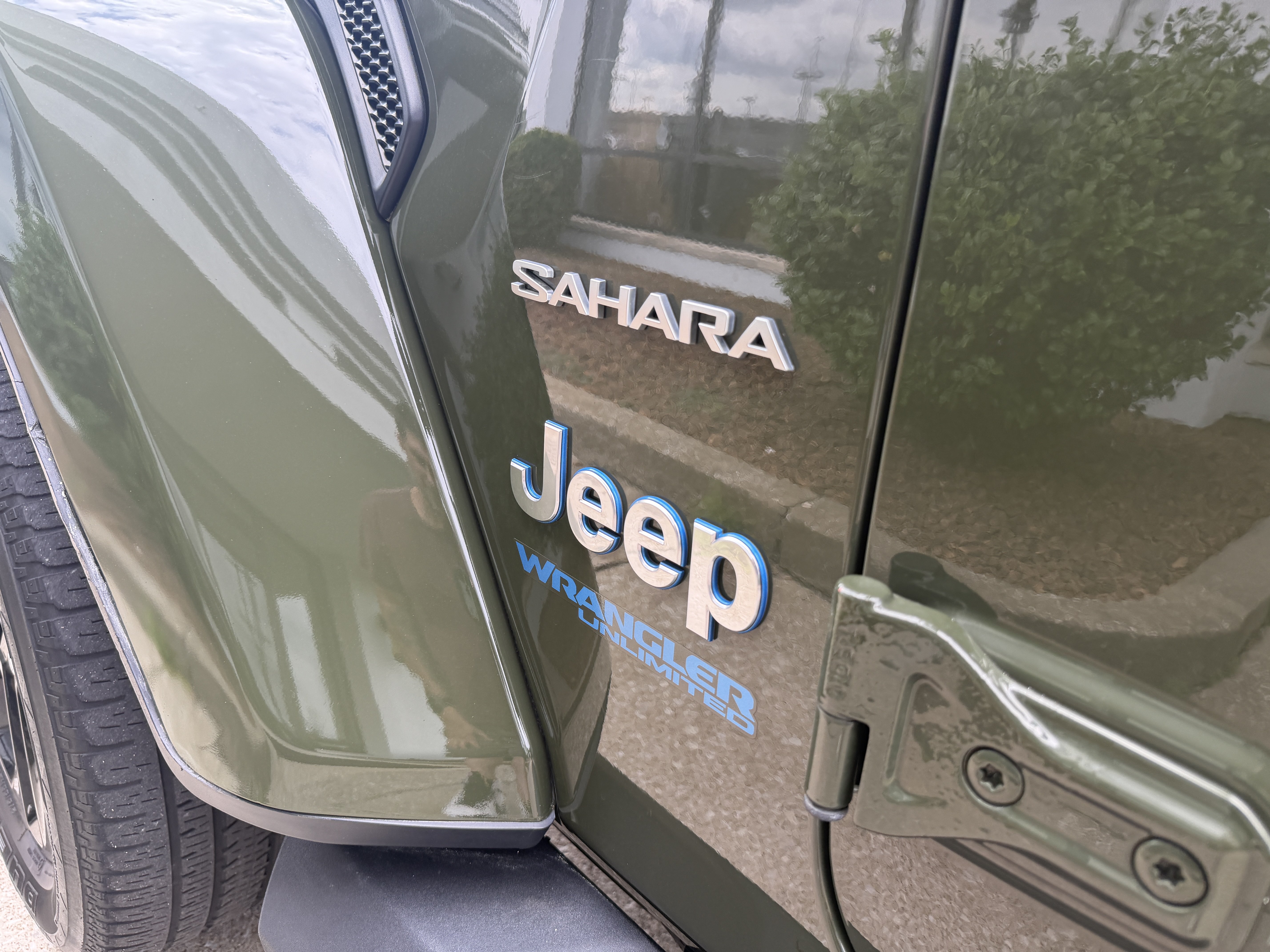Used 2022 Jeep Wrangler Unlimited Sahara w/ Cold Weather Group AWD/4WD image 11