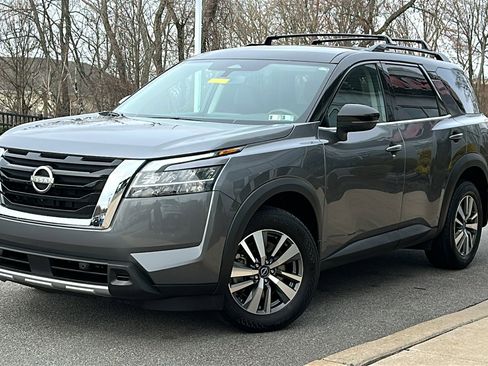 Certified 2023 Nissan Pathfinder SL image 1