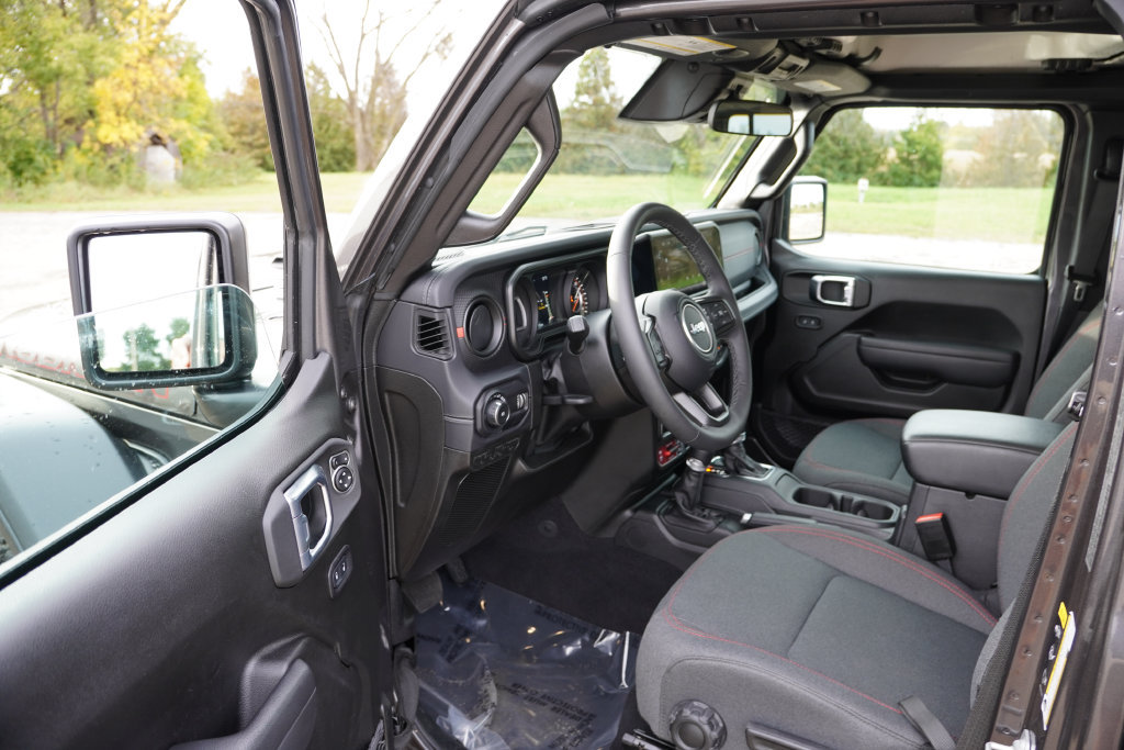 Used 2025 Jeep Wrangler Unlimited Rubicon w/ Convenience Group AWD/4WD image 14