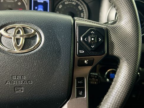Used 2018 Toyota Tacoma TRD Sport AWD/4WD image 19