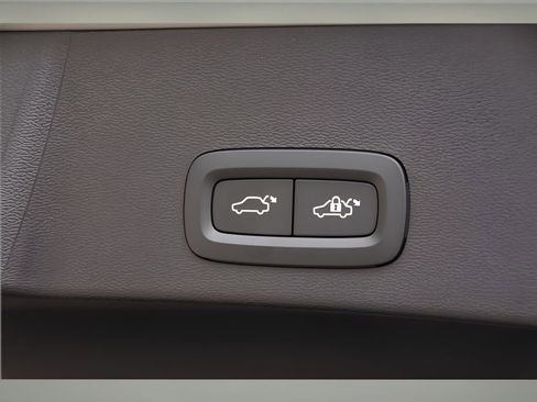 Certified 2025 Volvo XC40 B5 Core w/ Protection Package Premier image 24