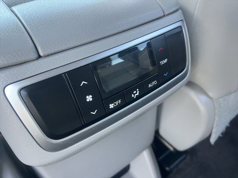 Used 2014 Toyota Highlander XLE FWD image 28