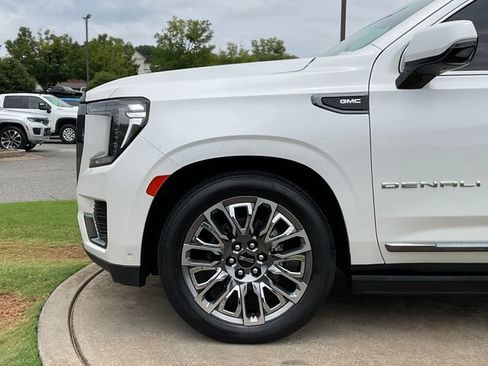 Used 2023 GMC Yukon Denali Ultimate AWD/4WD image 12