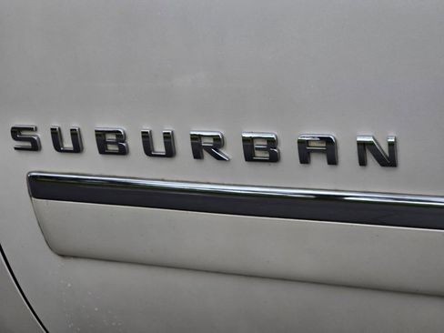 Used 2010 Chevrolet Suburban LTZ image 12