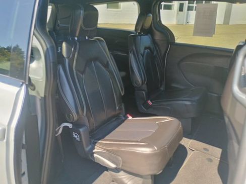 Used 2023 Chrysler Pacifica Touring-L w/ S Appearance Package AWD/4WD image 17