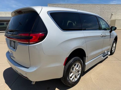 Used 2024 Chrysler Pacifica Touring-L FWD image 5