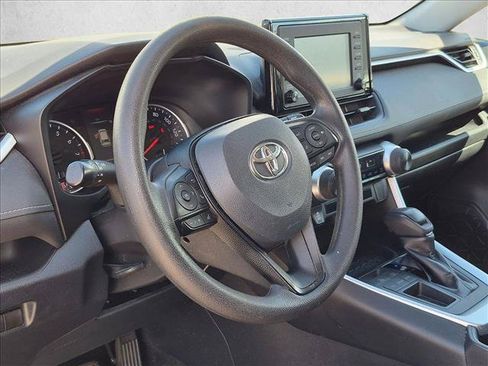 Used 2019 Toyota RAV4 LE FWD image 4