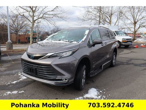 Used 2021 Toyota Sienna XLE w/ XLE Plus Package image 3