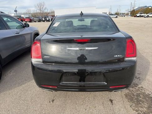 Used 2018 Chrysler 300 S w/ 300S Premium Group image 10
