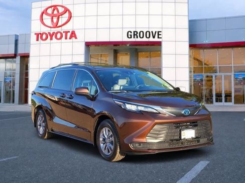 Used 2024 Toyota Sienna LE FWD image 8