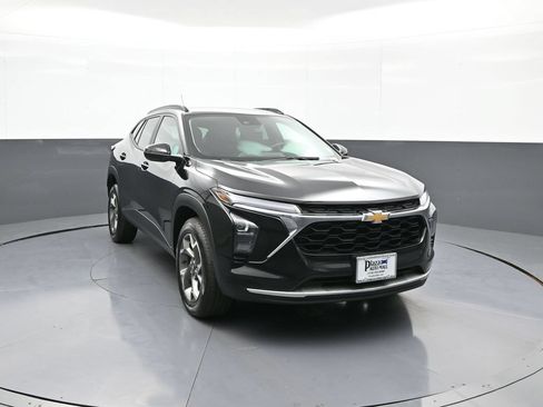 Used 2025 Chevrolet Trax LT w/ LT Convenience Package FWD image 3