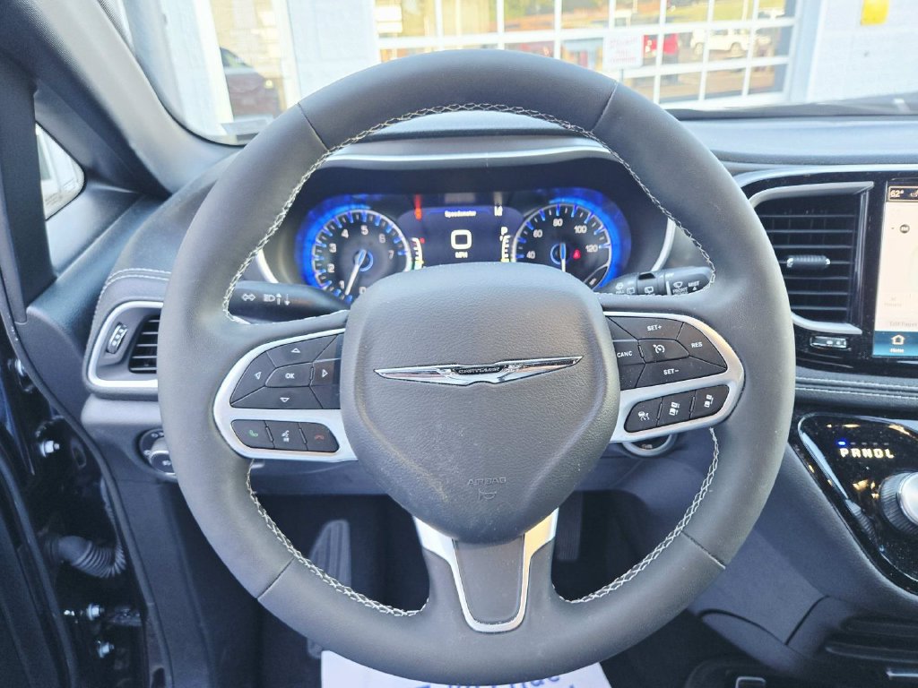 Certified 2025 Chrysler Pacifica Select FWD image 19