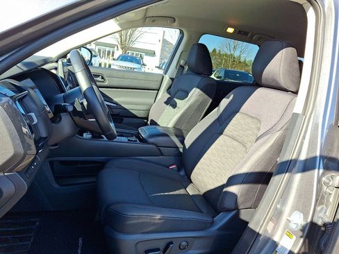 Used 2025 Nissan Pathfinder SV image 24
