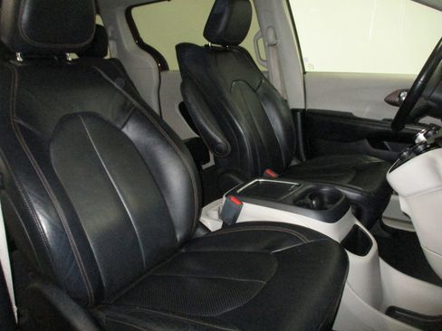 Used 2017 Chrysler Pacifica Touring-L Plus FWD image 10