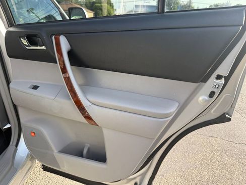 Used 2013 Toyota Highlander Limited image 29