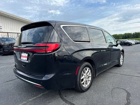 Used 2024 Chrysler Pacifica Touring-L FWD image 6