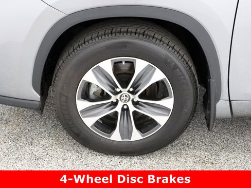 Certified 2025 Toyota Highlander XLE image 11