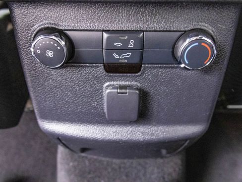 Used 2019 Ford Explorer XLT image 31