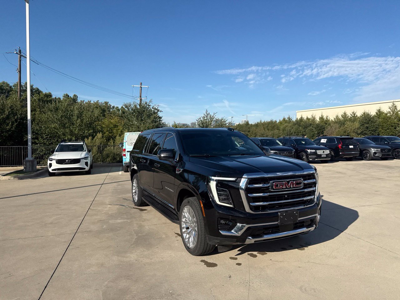 Used 2025 GMC Yukon XL Elevation w/ Elevation Premium Package AWD/4WD image 5