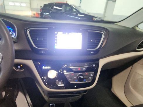 Used 2022 Chrysler Voyager LX image 30