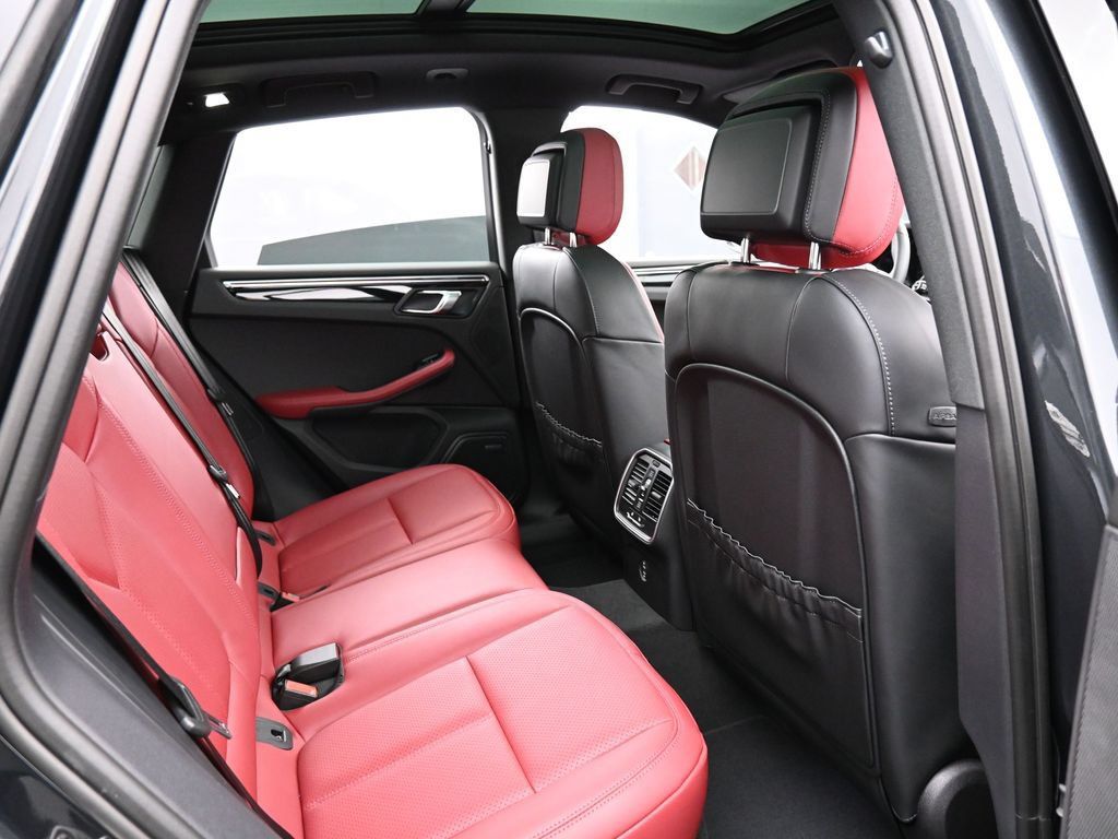 Certified 2026 Porsche Macan AWD/4WD image 28