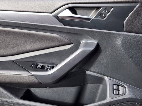 Used 2024 Volkswagen Jetta SE image 3