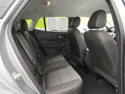 Used 2025 Chevrolet Trax LT w/ LT Convenience Package FWD image 28