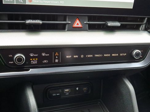 Used 2025 Kia Sportage SX image 17