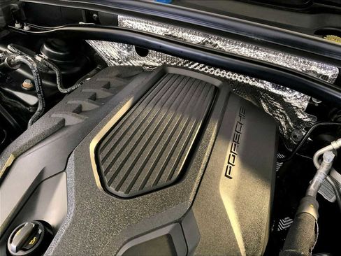 Certified 2024 Porsche Macan image 33
