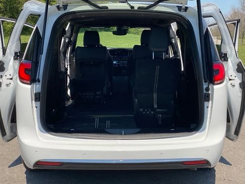 Used 2025 Chrysler Pacifica Select FWD image 41