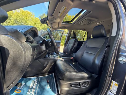 Used 2018 Honda Pilot Touring image 11