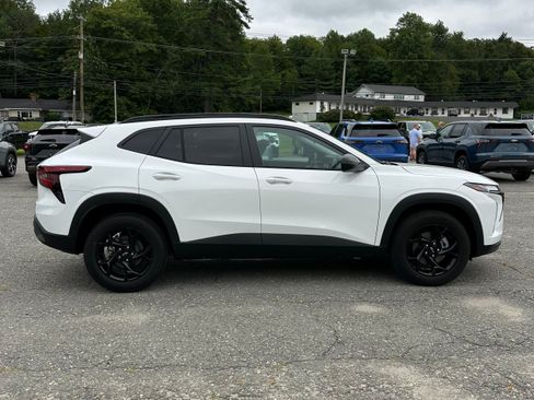 New 2026 Chevrolet Trax LT w/ Driver Confidence Package FWD image 2