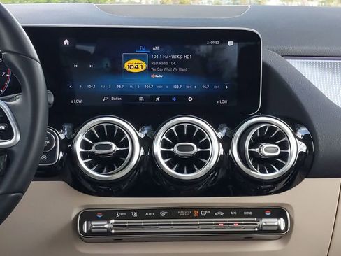 Certified 2021 Mercedes-Benz GLA 250 4MATIC image 15