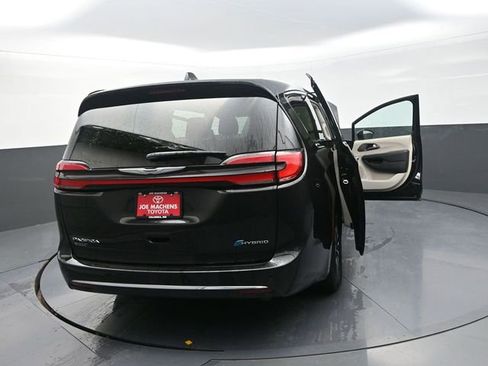 Used 2023 Chrysler Pacifica Touring-L FWD image 43