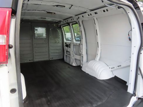 Used 2015 Chevrolet Express 2500 image 16