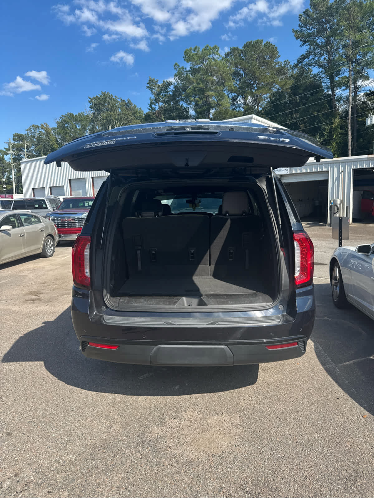 Used 2022 GMC Yukon SLE w/ Gmc Pro Safety Plus Package AWD/4WD image 5
