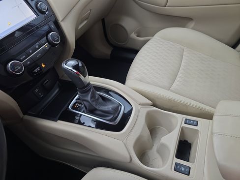 Used 2017 Nissan Rogue SV w/ SV Premium Package image 25