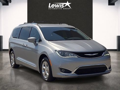 Used 2019 Chrysler Pacifica Touring-L FWD image 6
