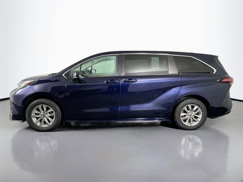 Used 2022 Toyota Sienna LE image 3